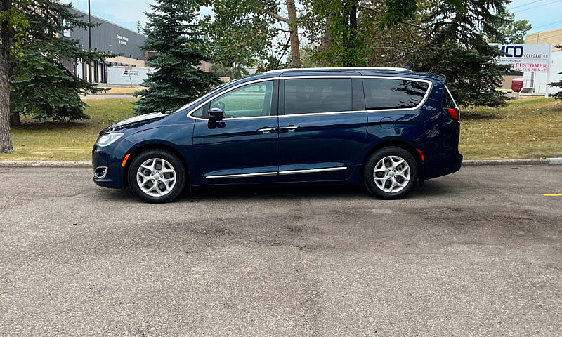2017 Chrysler Pacifi...