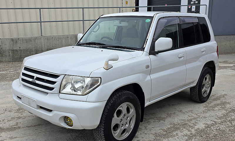 2002 Mitsubishi Paje...