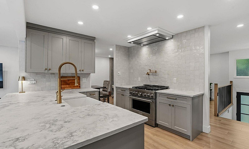 8805 Delcourt Cresce...