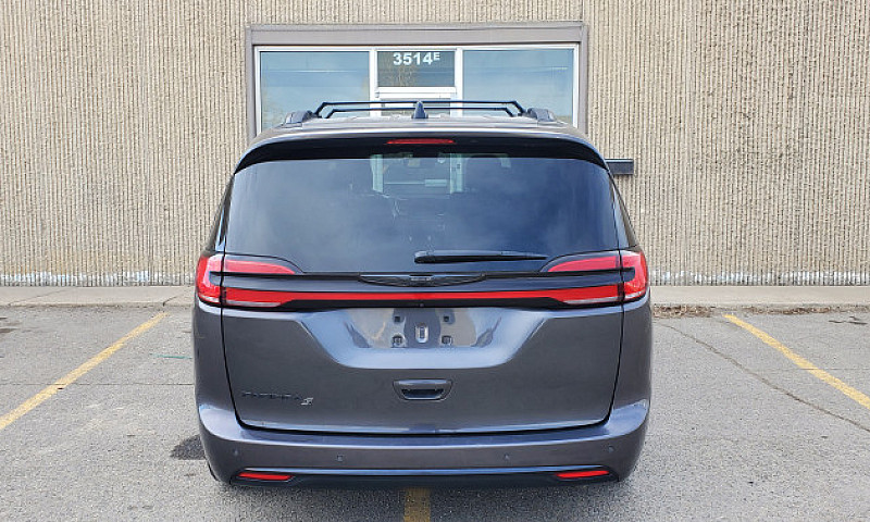 2023 Chrysler Pacifi...