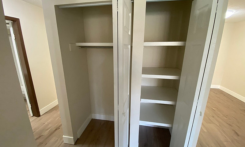 Spacious 1 Bedroom 1...