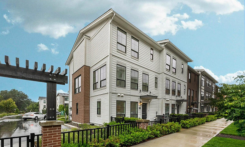 6 2774 Montrose Aven...