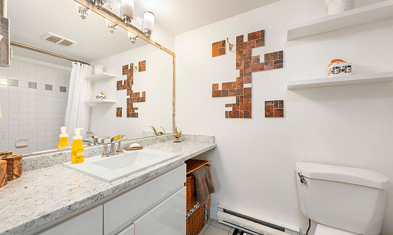 Fairview 2Br+Den Gar...
