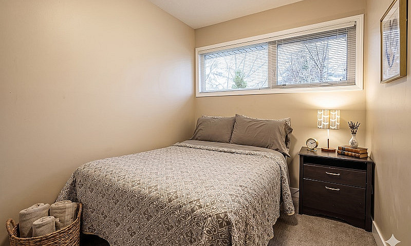3-Bed Mainfloor Suit...
