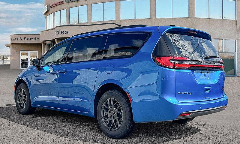 2027 Chrysler Pacifi...