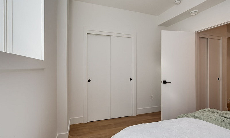 Modern 1-Bed Basemen...