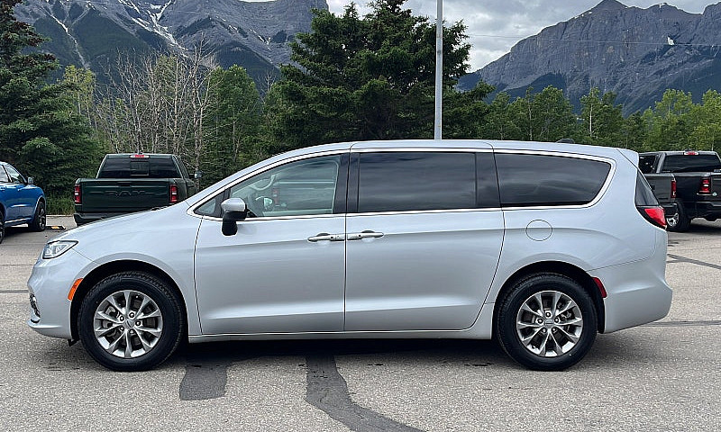 2023 Chrysler Pacifi...