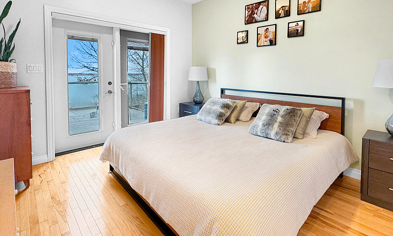 Lakefront House On J...