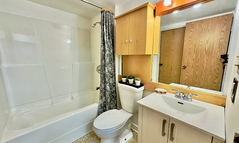 915 Sq Ft Condo Near...