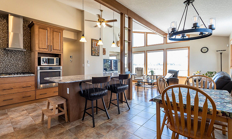 Spacious Lakeside Ch...