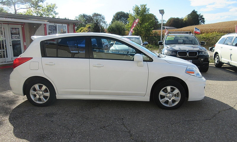 2011 Nissan Versa 1....