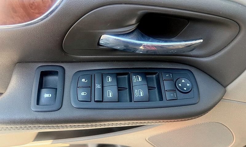 2011 Chrysler Town &...