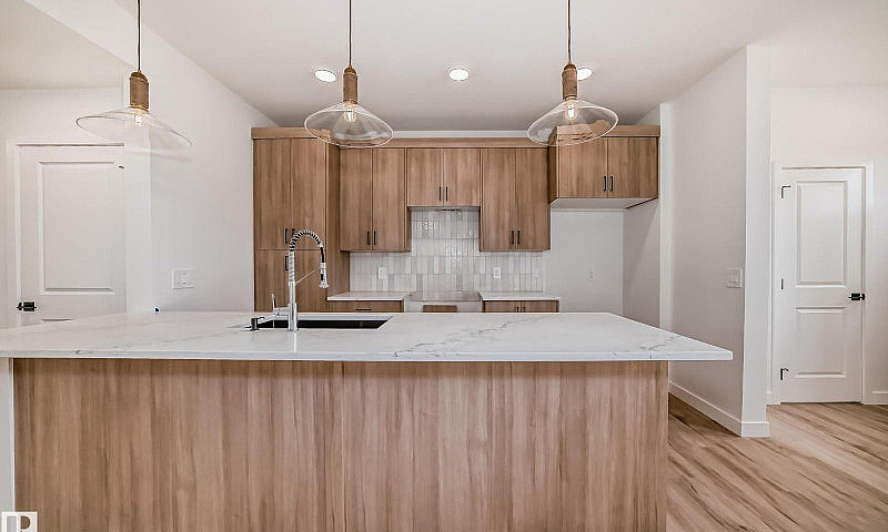 2622 62 St Sw Edmont...