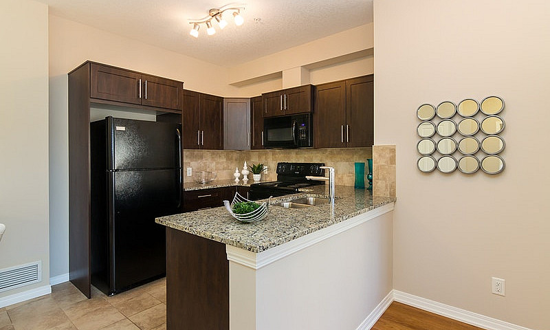 1+Den Suites At Beac...