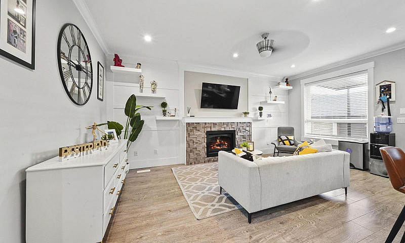 7702 211 Street Stre...