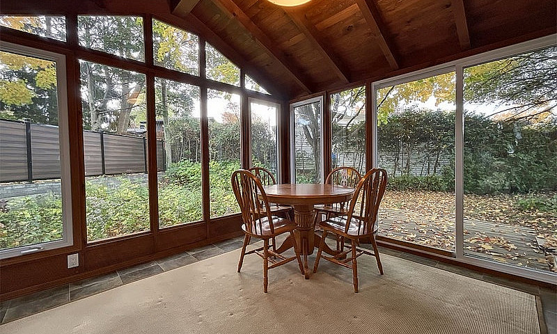 $585,000 - Split Lev...