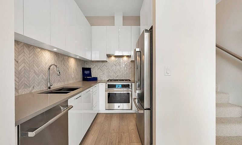 3559 E Kent Ave N...
