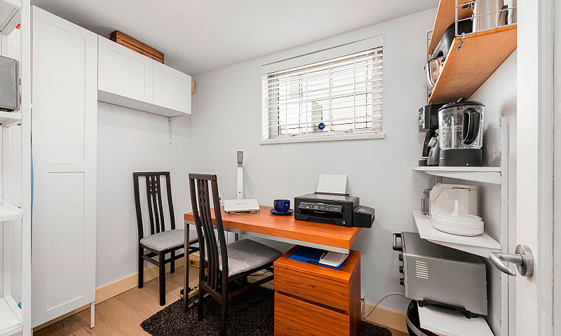 Fairview 2Br+Den Gar...