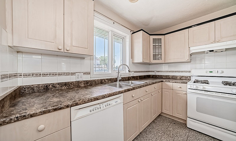 4 Beds & 2.5 Bath 2 ...