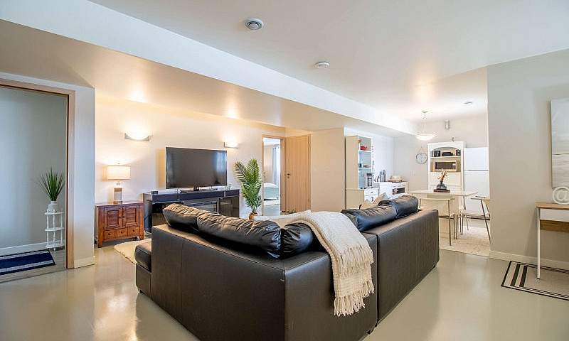 Stunning, 6 Bdrm, 3....
