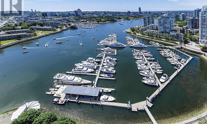 3207 1033 Marinaside...