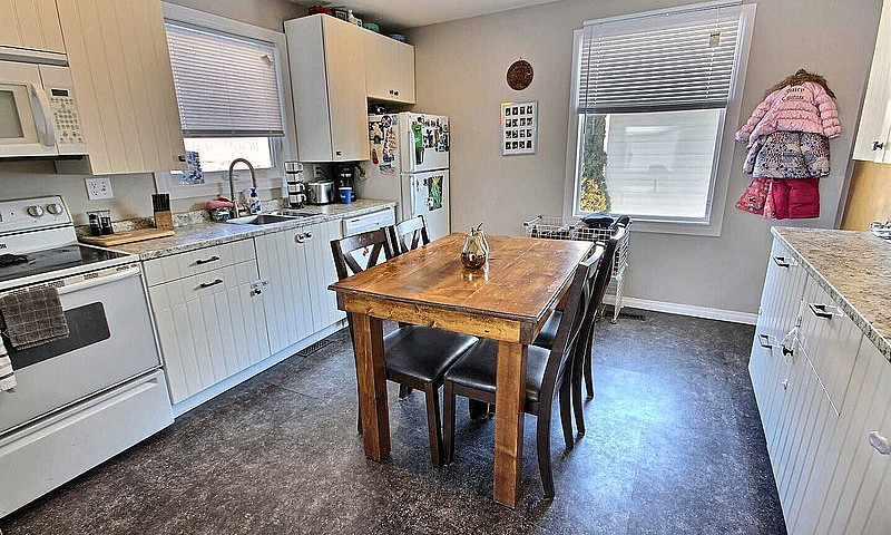 ☘️ Charming Home Wit...