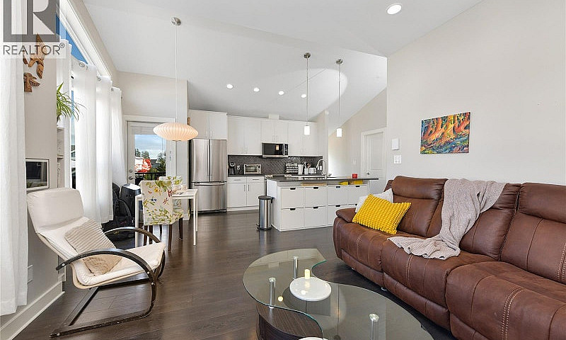 1005 Boeing Close La...