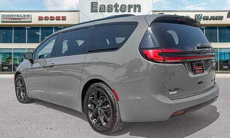 2025 Chrysler Pacifi...