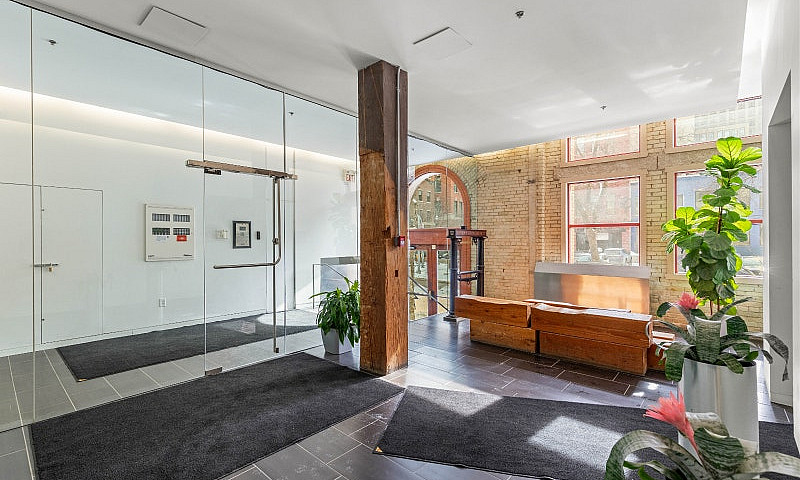 Spacious 1Bdrm Loft-...
