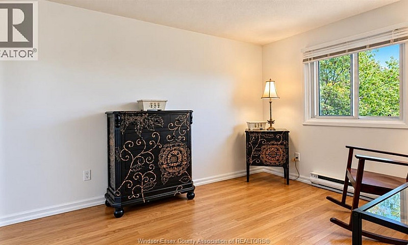 3096 Meadowbrook Lan...