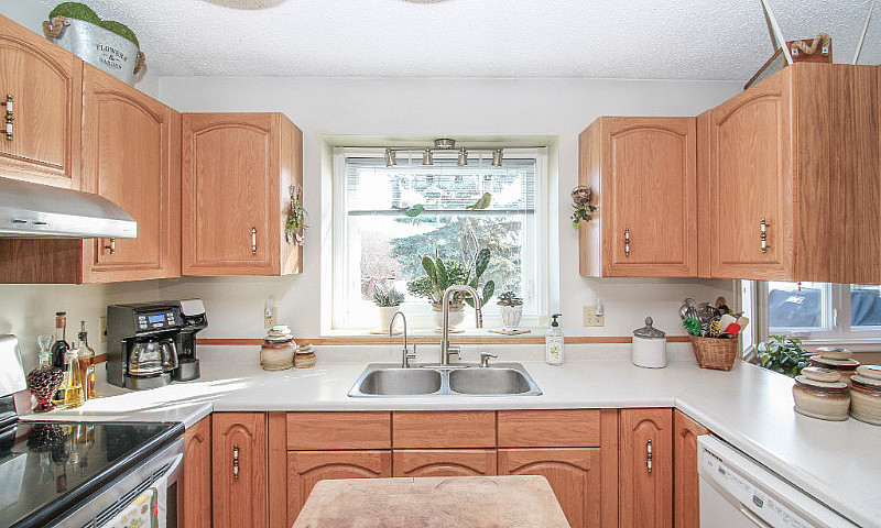 Acreage Living With ...