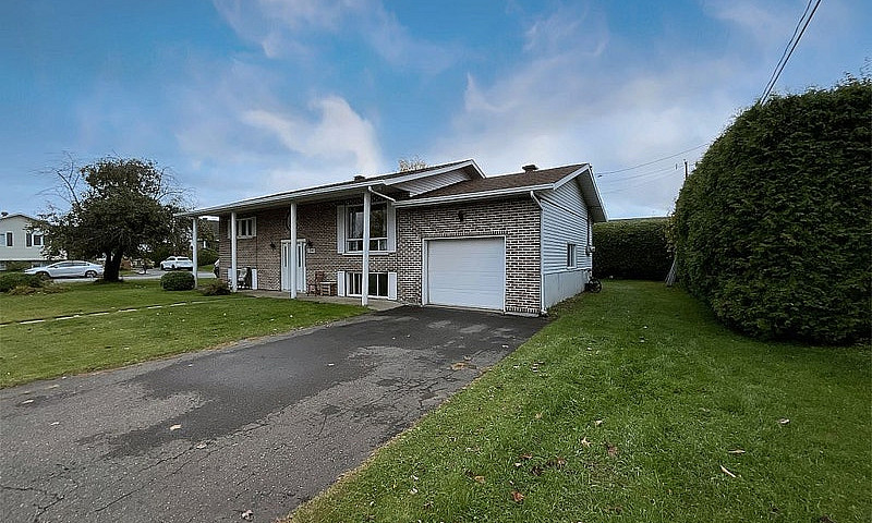 $425,000 - Triplex F...