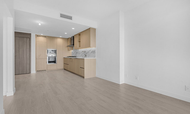 801-4880 Lougheed Hi...
