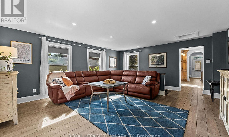 729 Raglan Street S ...