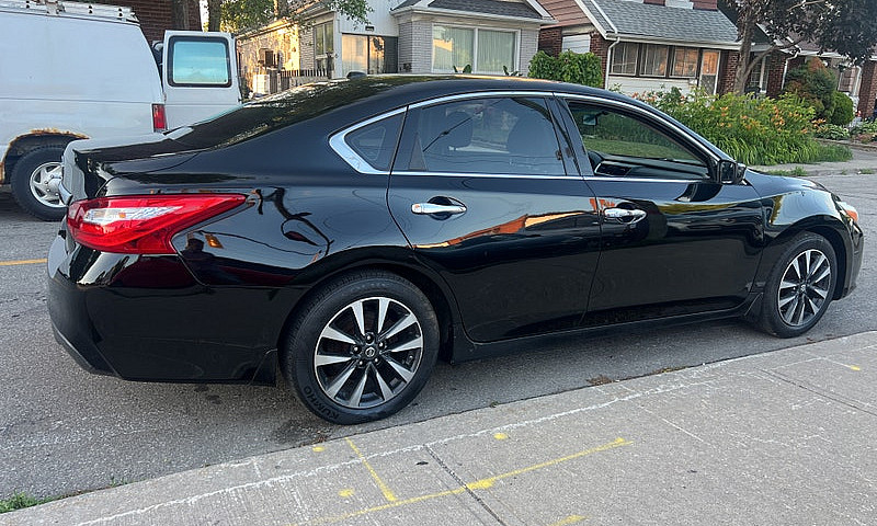 2017 Nissan Altima 2...