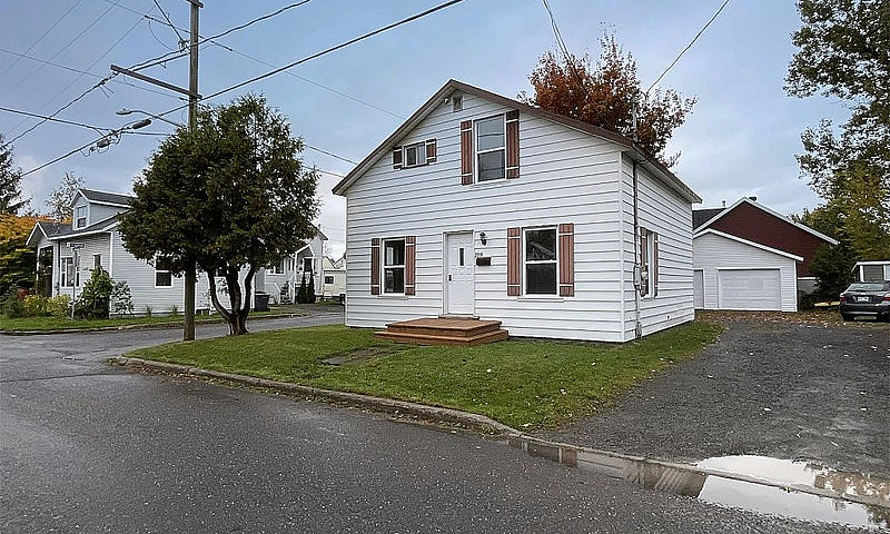$396,000 - 1 1/2 Sto...