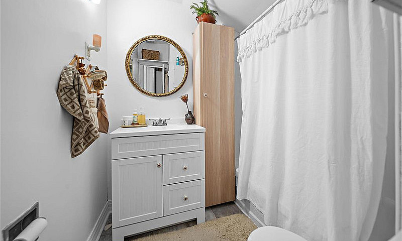 8-Unit Apartment Ful...