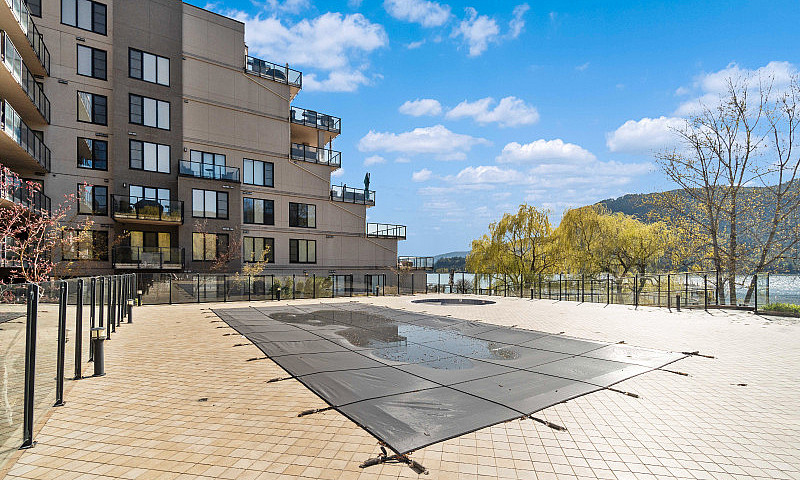 Luxury Lakefront Apa...