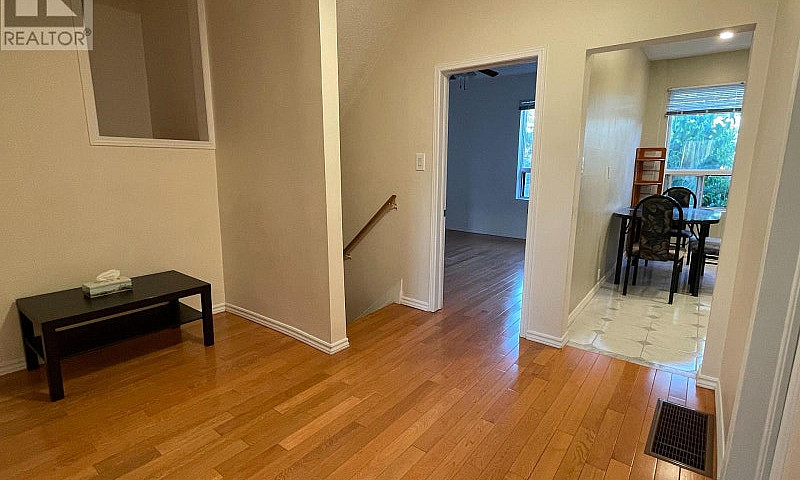 763 Dundas Street W ...