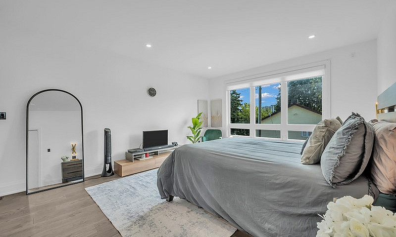 Luxury 4-Bedroom Det...