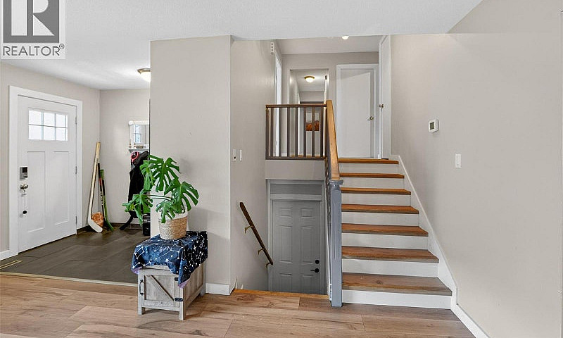 716 Mosley Place Oka...