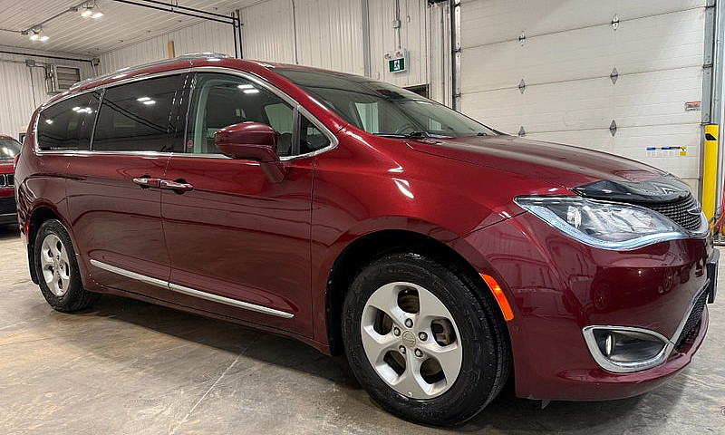 2017 Chrysler Pacifi...