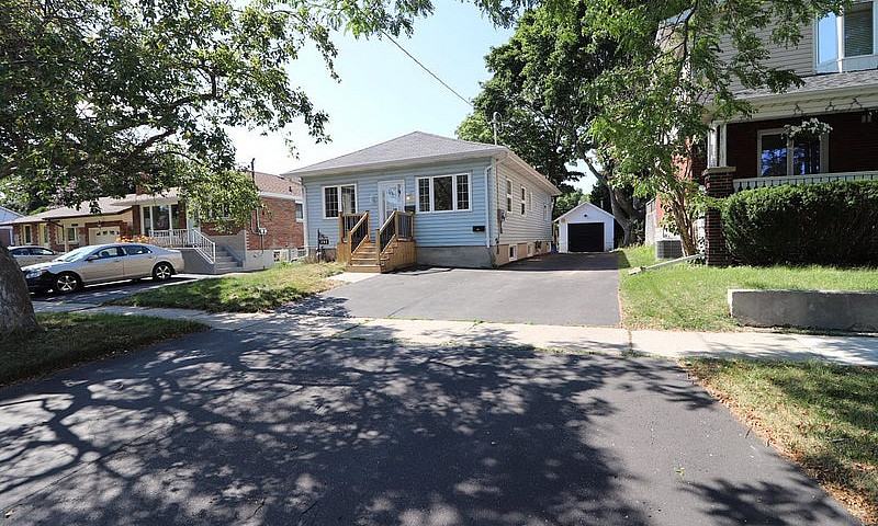 Bright 2 Bedroom Bas...