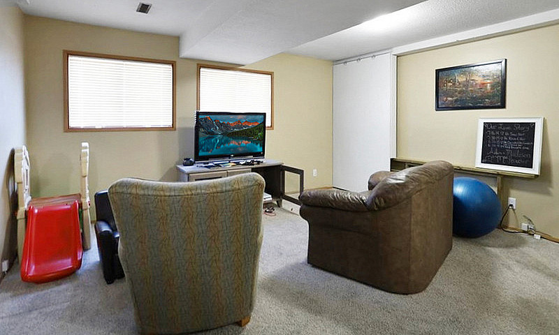 2561 Ross Crescent, ...