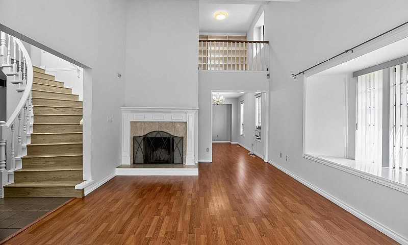 16327 Northglen Clos...