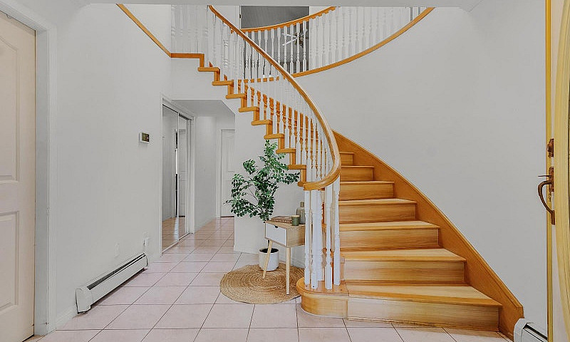 12256 64A Avenue Sur...