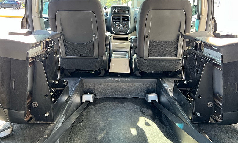 2017 Dodgegrand Cara...