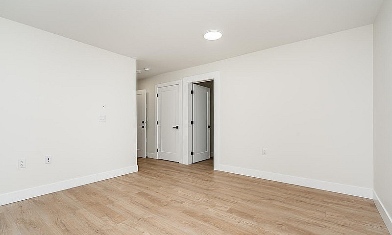 Basement-19Xx 168 St...