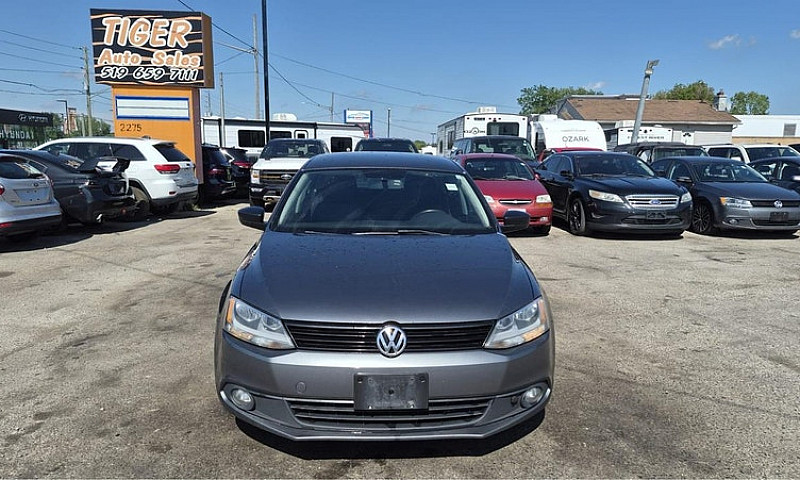 2013 Volkswagen Jett...