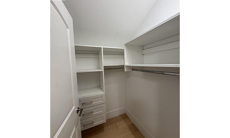 3-4690 W 6 Avenue Va...